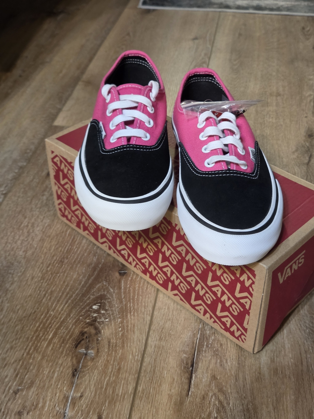 NIB Vans Authentic Pro Black Magenta Pink Skate Shoes Men 5.5 / Women 7